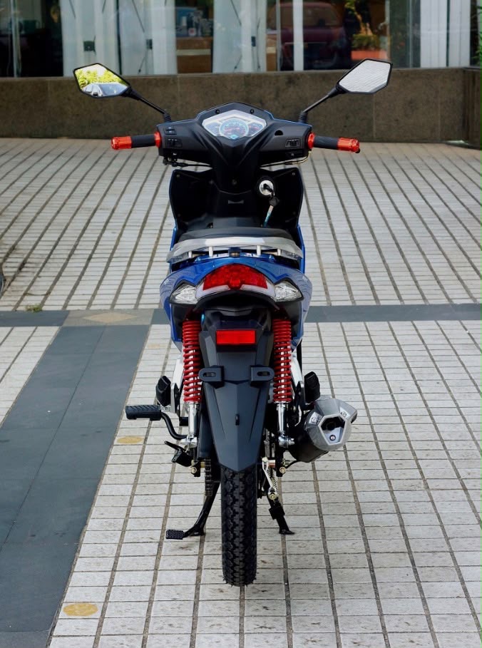 Moto KTM bleue – vue arrière