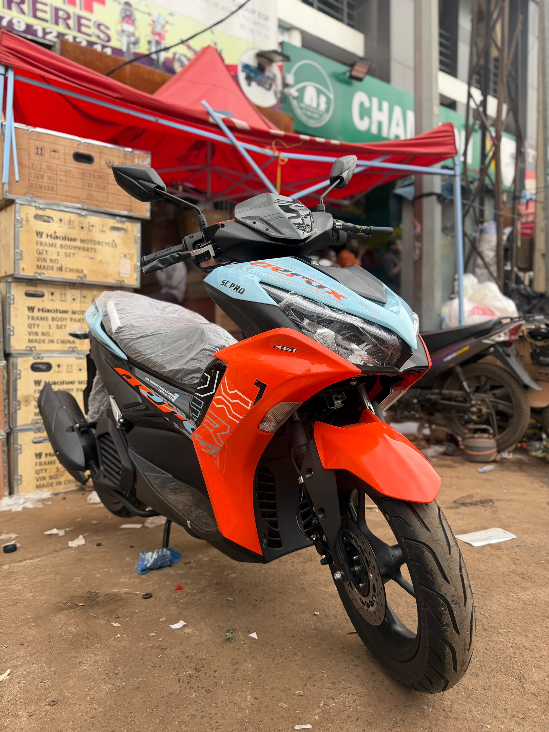 Scooter sportif rouge et bleu